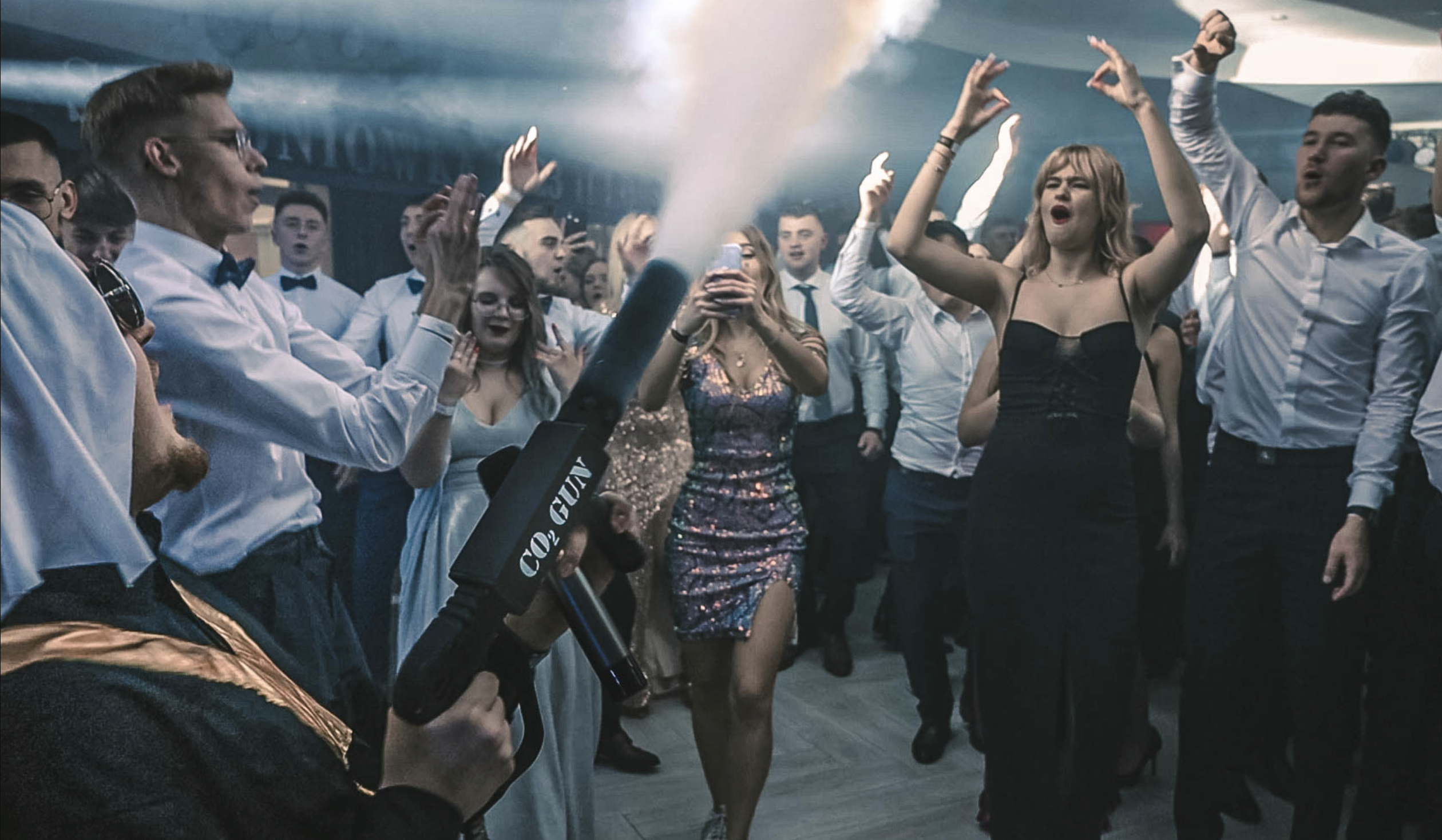 Kadr z filmu eventowego — bawiący się tłum i wystrzał z armatki CO2